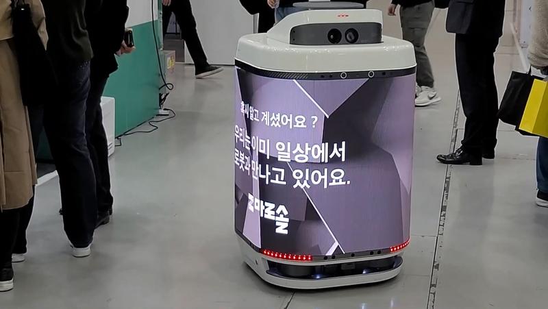 4면 디스플레이를 활용하여 광고하는 큐브릭 로봇