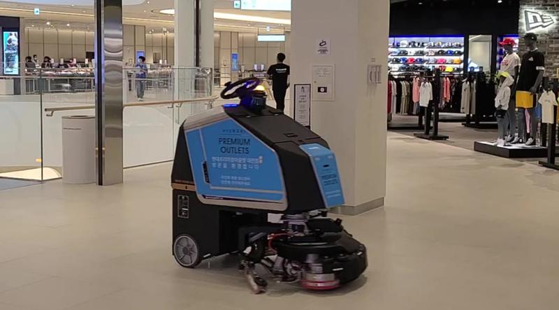 Ecobot Scrub 75를 활용한 현대프리미엄 아울렛 로비 청소