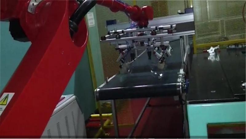 Comau NJ-40-2.5를 활용한 사출성형 자동화