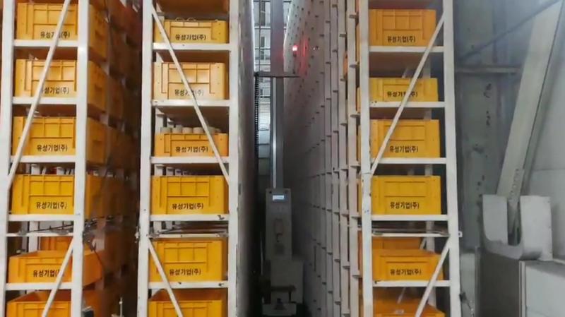 라인을 따라 이동하며 상자를 이적재하는 자동화 창고