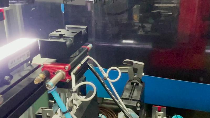 취출로봇을 활용한 사출성형의 게이트커팅과 비전검사