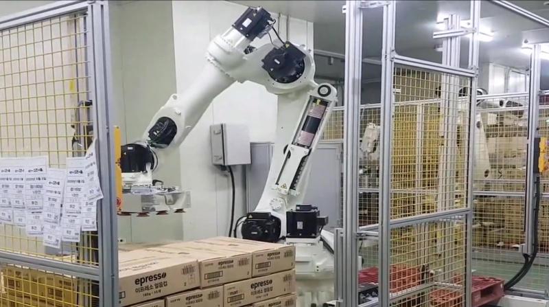 KAWASAKI CX210L 로봇을 활용한 얼음컵 박스 팔레타이징