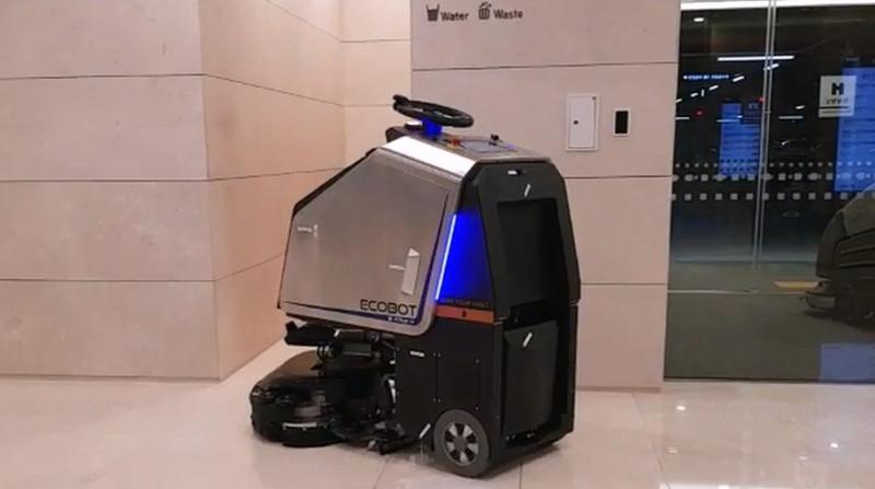 Ecobot Scrub 75를 활용한 IFC몰 로비 청소 및 음성 안내