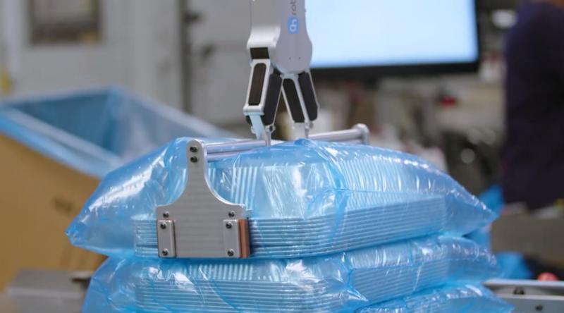 UR10과 RG6 그리퍼를 활용한 식품 부자재 패키징