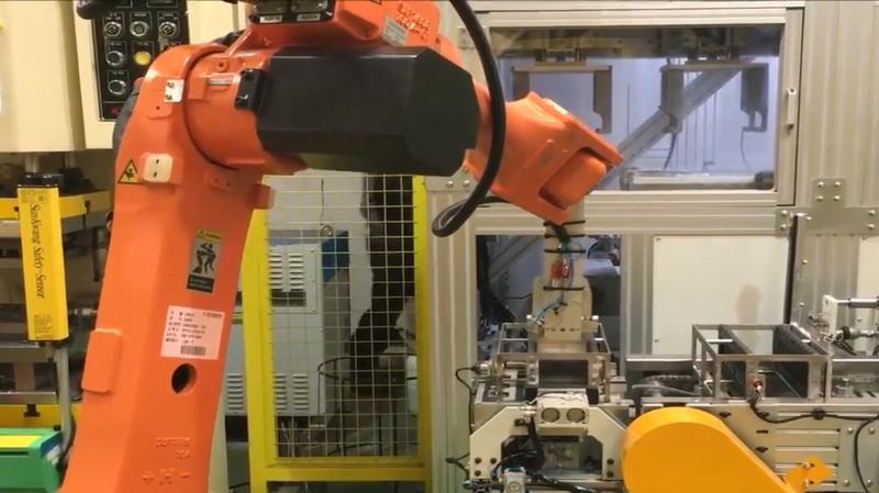 현대로봇 4대와 직교로봇을 활용한 전기차용 Cooling Fin 제조