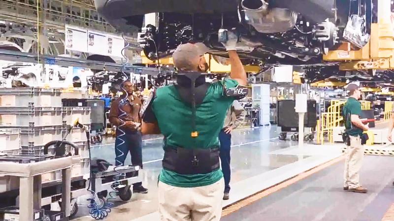 현대로템 웨어러블 VEX를 활용한 자동차 하부 조립