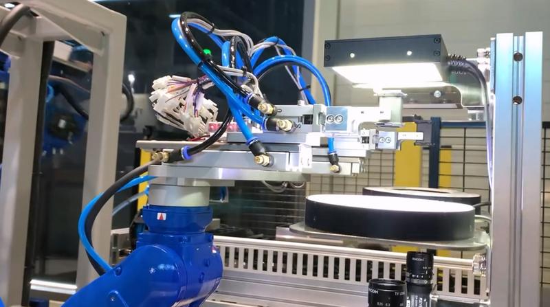 야스카와 GP8을 활용한 인서트 사출물 검사 및 적재