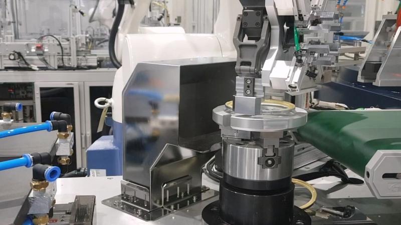 덴소 로봇 2대를 활용한 링 인서트 사출 및 사상