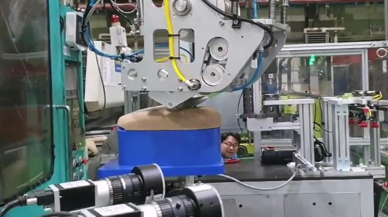 덴소 로봇을 활용한 자동차 부품 보호랩 부착 및 검사