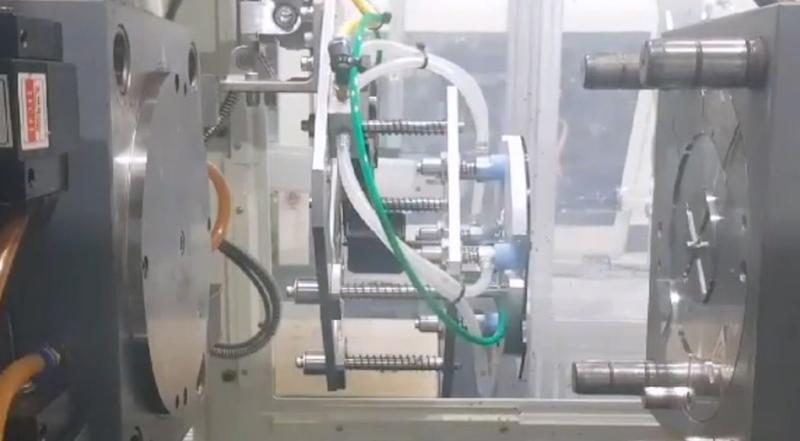 유신 로봇을 활용한 사출물 취출 및 레이저 커팅