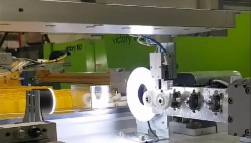 유신 취출로봇을 활용한 너트 인서트 사출 및 검사