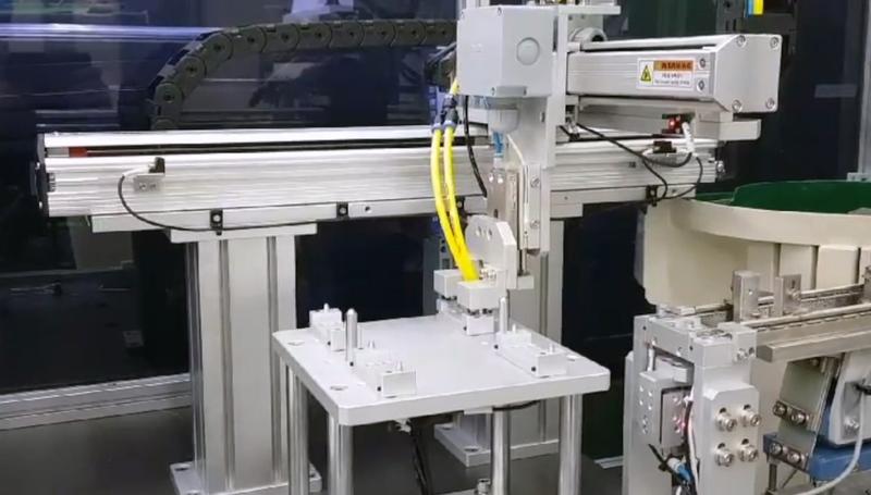 유신 취출로봇을 활용한 전자부품 인서트 사출 제작