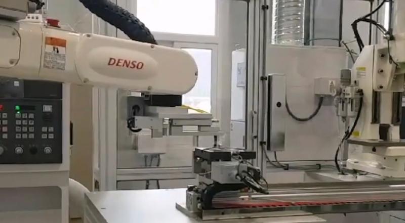 덴소 로봇 2대를 활용한 위아 터닝센터 가공보조
