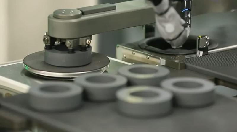 두산 M1013을 활용한 분말성형 프레스 작업 보조