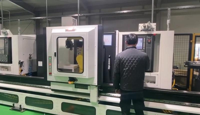 현대 로봇을 활용한 위아 터닝센터 2대 금속가공 보조작업