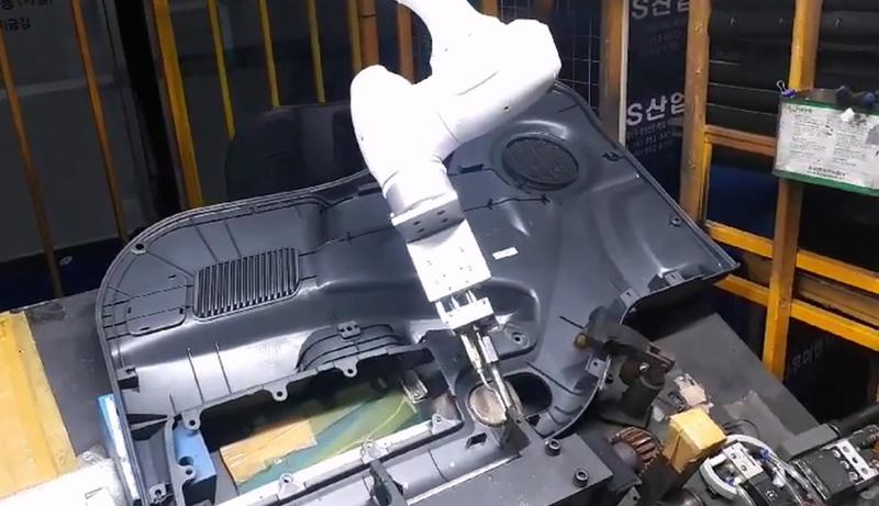 두산 협동로봇을 활용한 자동차 도어트림 폴리우레탄 융착 썸네일