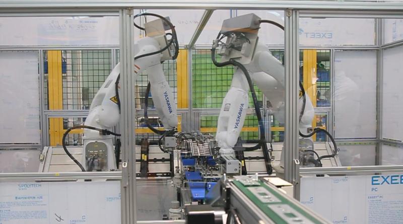 야스카와 로봇 2대를 활용한 스틸 플레이트 프레스 작업 보조