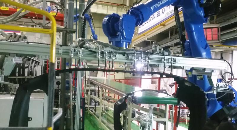 야스카와 로봇 2대를 활용한 자동차 범퍼 사출물 게이트 커팅 및 이송