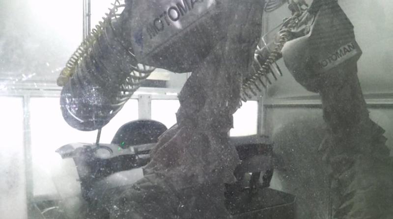 야스카와 로봇 2대를 활용한 자동차 외장재 워터젯 절단