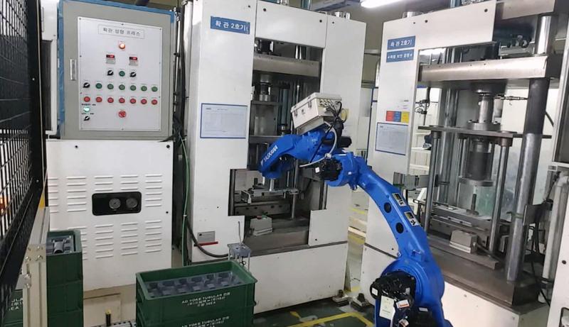 야스카와 로봇을 활용한 확관 성형 프레스 머신텐딩